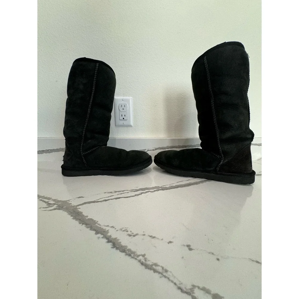 Ugg Classic 5815 Size 9 Women‎ Black (has small rip)